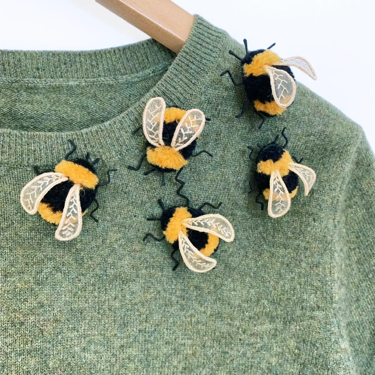 Stumpwork_Bee_Brooch_HCP26028_Rachel_Doyle_01